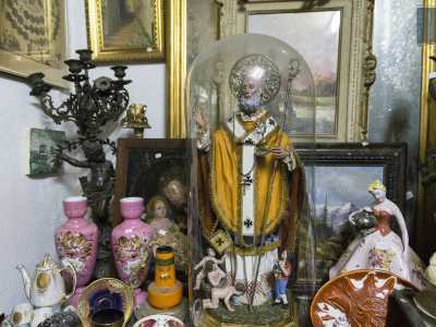 Tra questi cimeli c�� anche una preziosa statua di San Nicola che porta al collo un crocifisso in oro, custodita sotto una campana di vetro